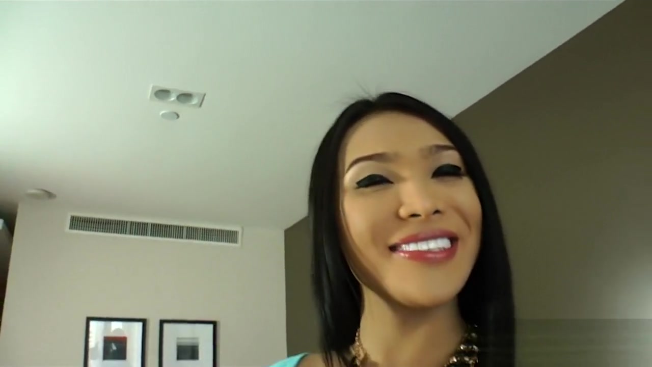 Awesome shemale likes jerking her cock