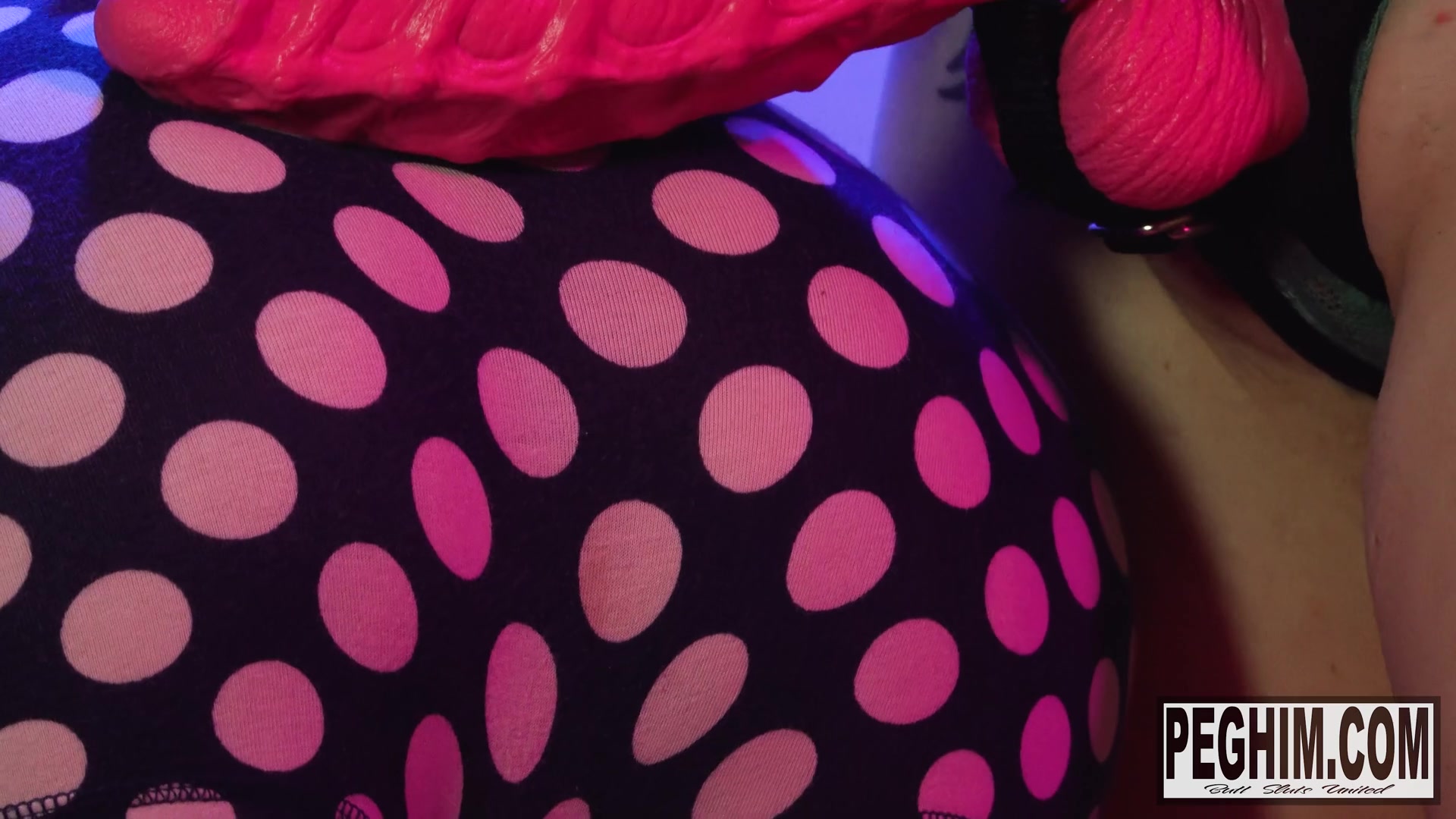Neon Dreamin - Sex Movies Featuring Peghim