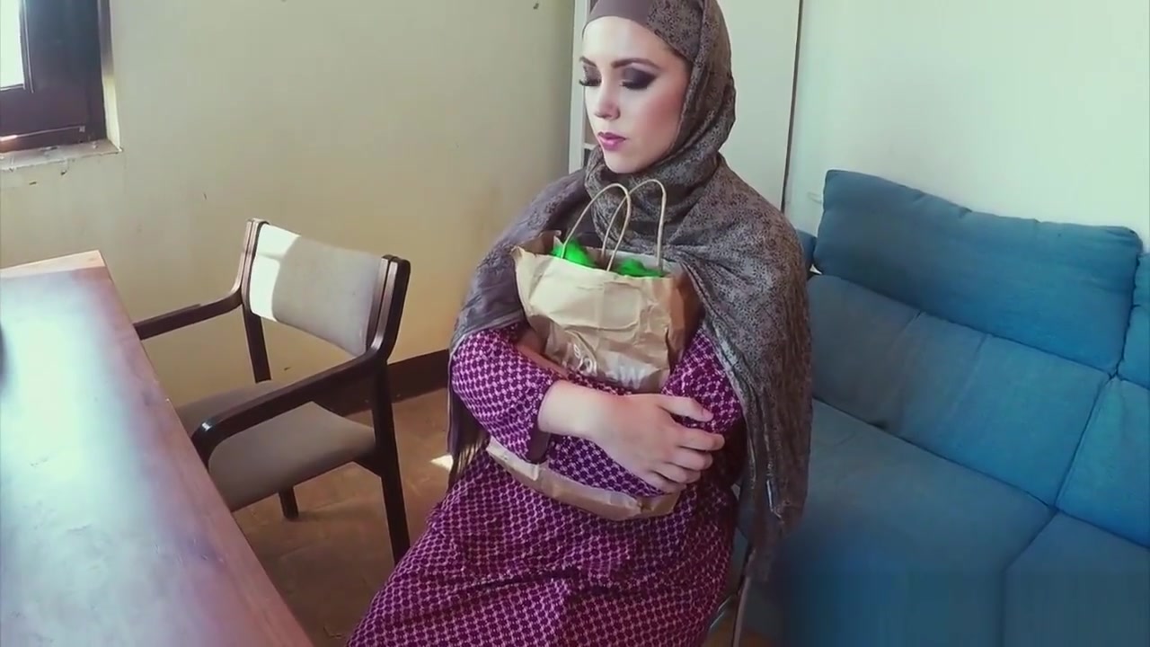 Hijab wearing arab babe gets cum in mouth