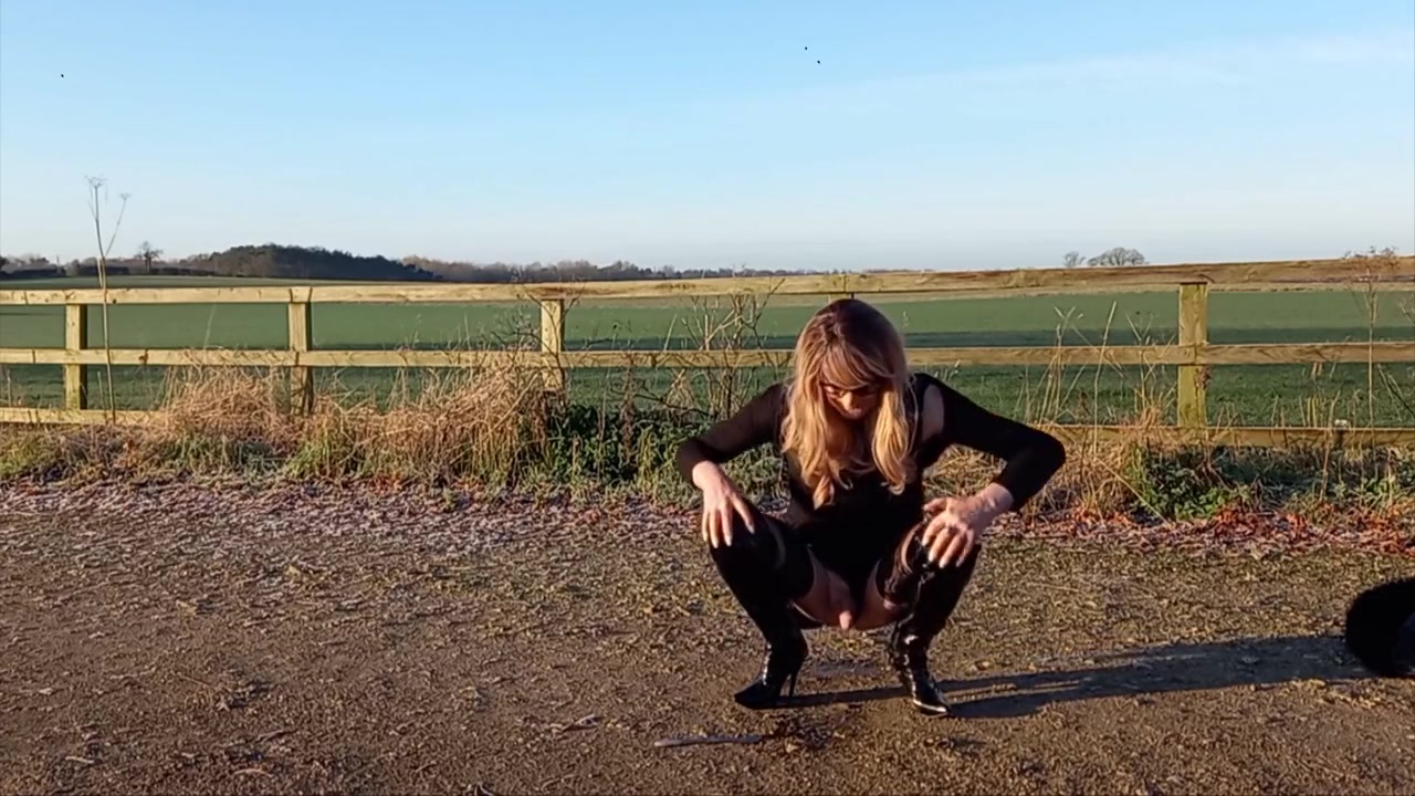 Tranny Outdoor Pissing Compilation