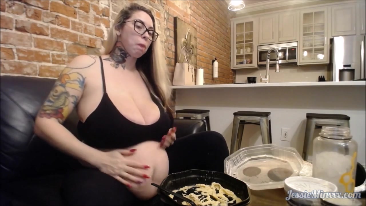 Jessie Eats Food In New Orleans