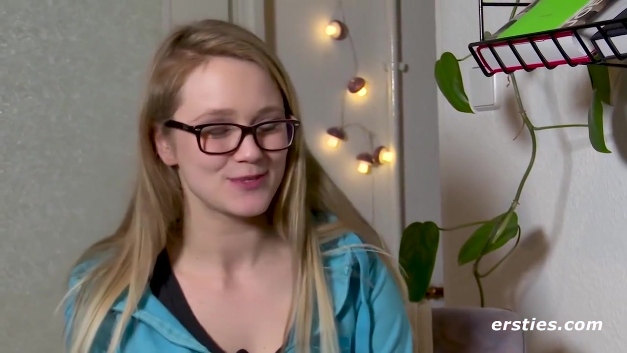 Blonde Holly Aus Deutschland Besorgt Es Sich Selber