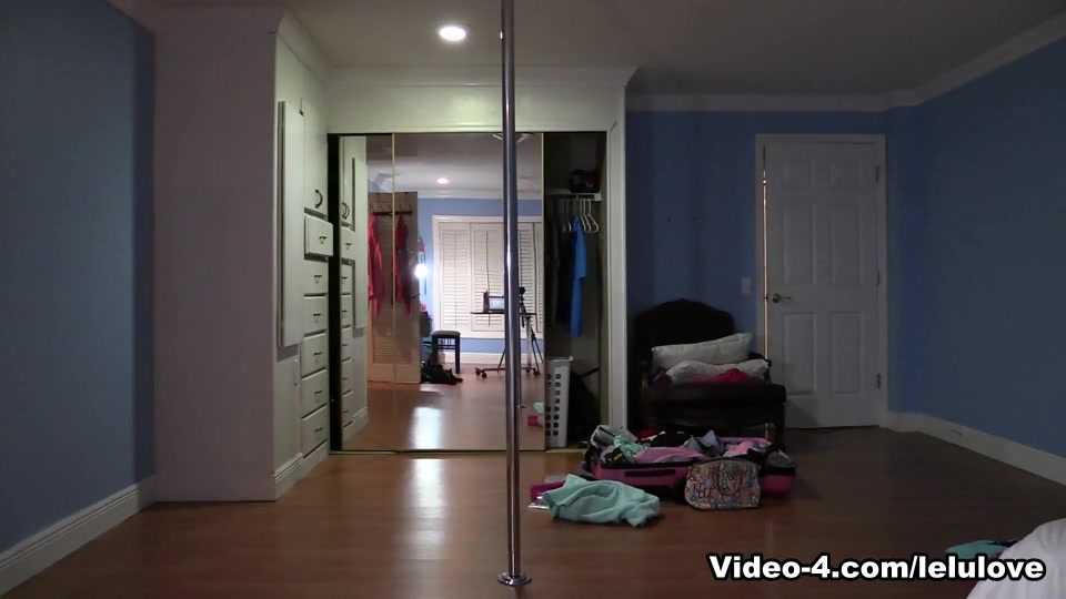 Poledancing Striptease Booty Shaking