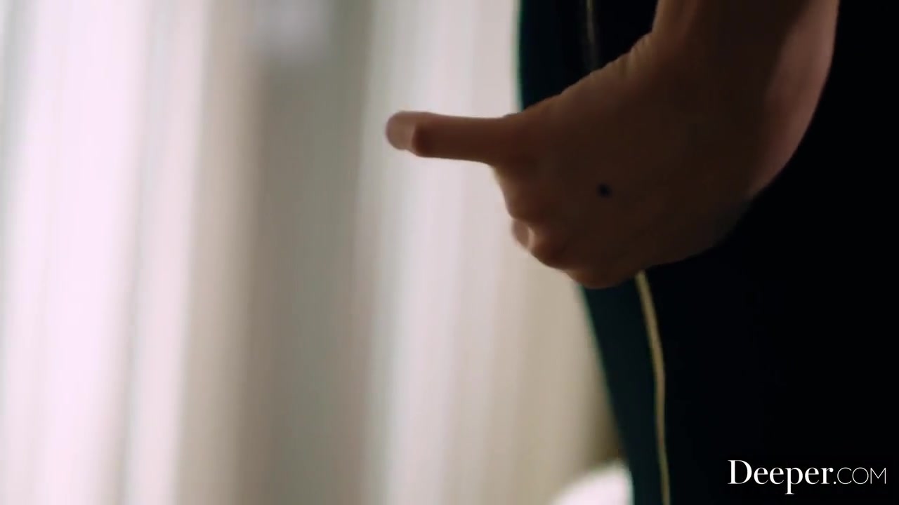 Scarlett Bloom In Familiar Strangers