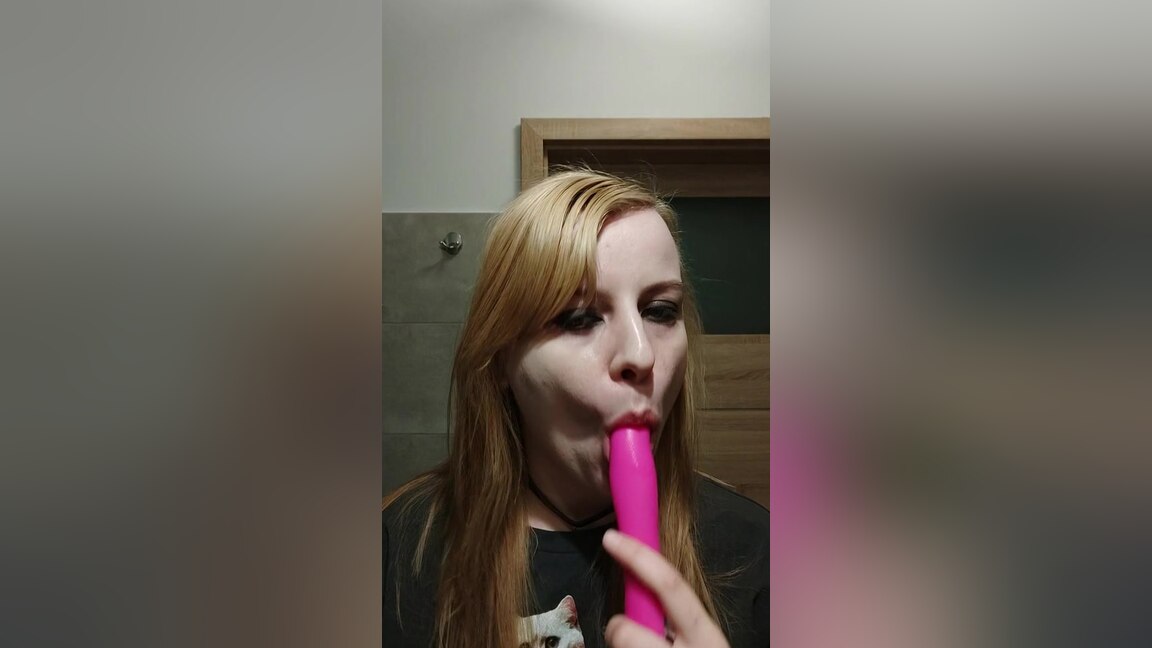 Saliva And Mouth Play - Kinky Amy