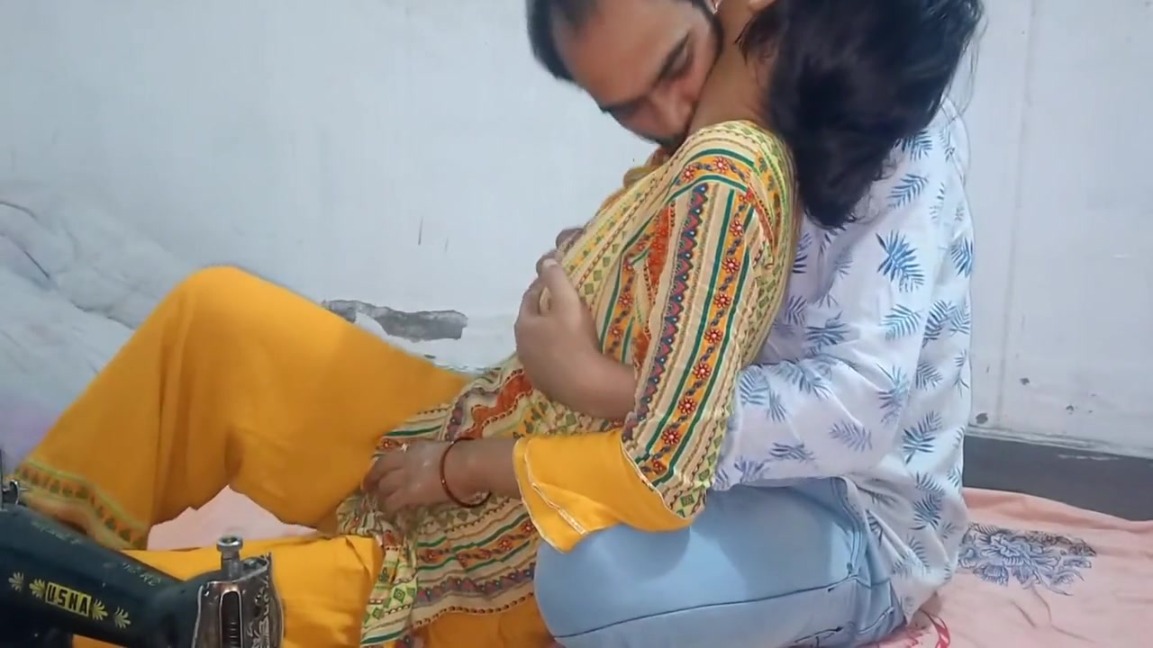 Desi Indian Bhabhi Ko Darji Ne Lund Daal Khub Choda And Facial On Her Mouth Hindi Audio