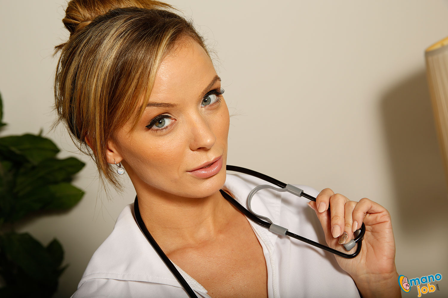 Pristine Edge in Hands-On Nurse - ManoJob