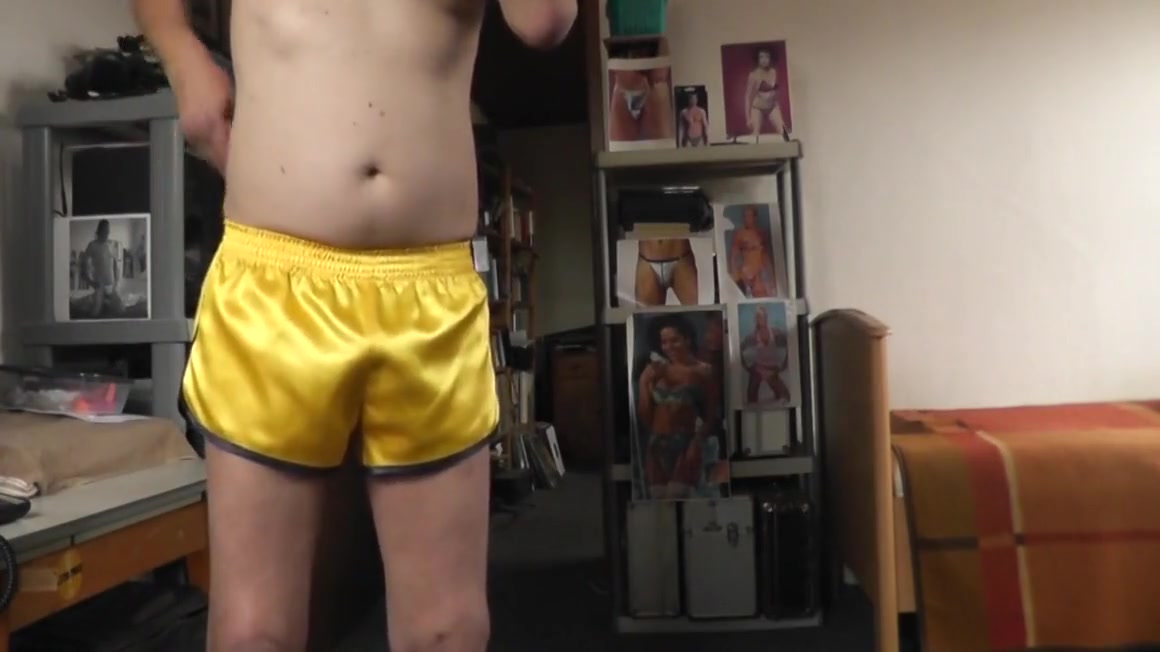 Sexy Satin Shorts In Gelb