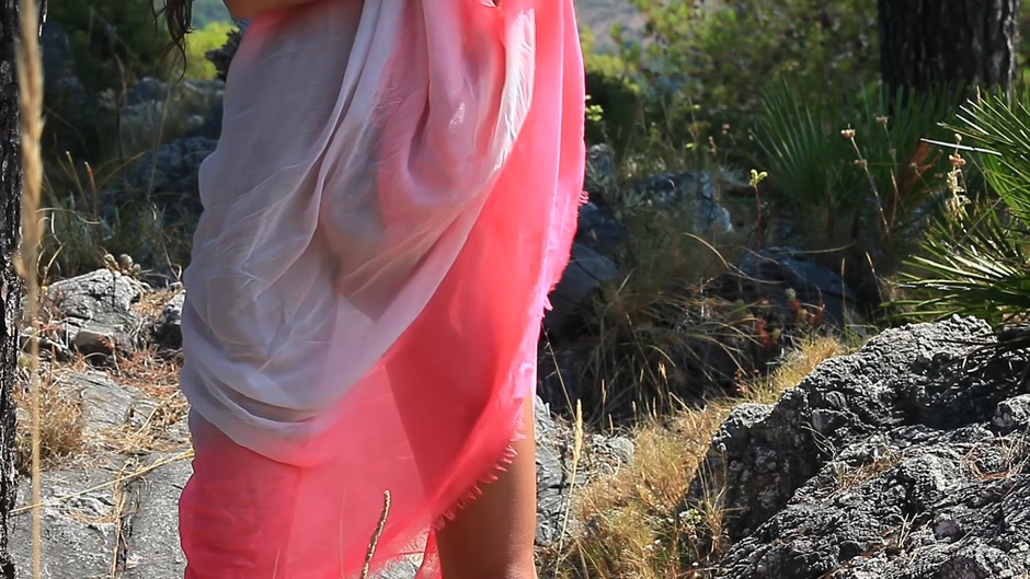 Agnessa rubs her twat in a high definition video