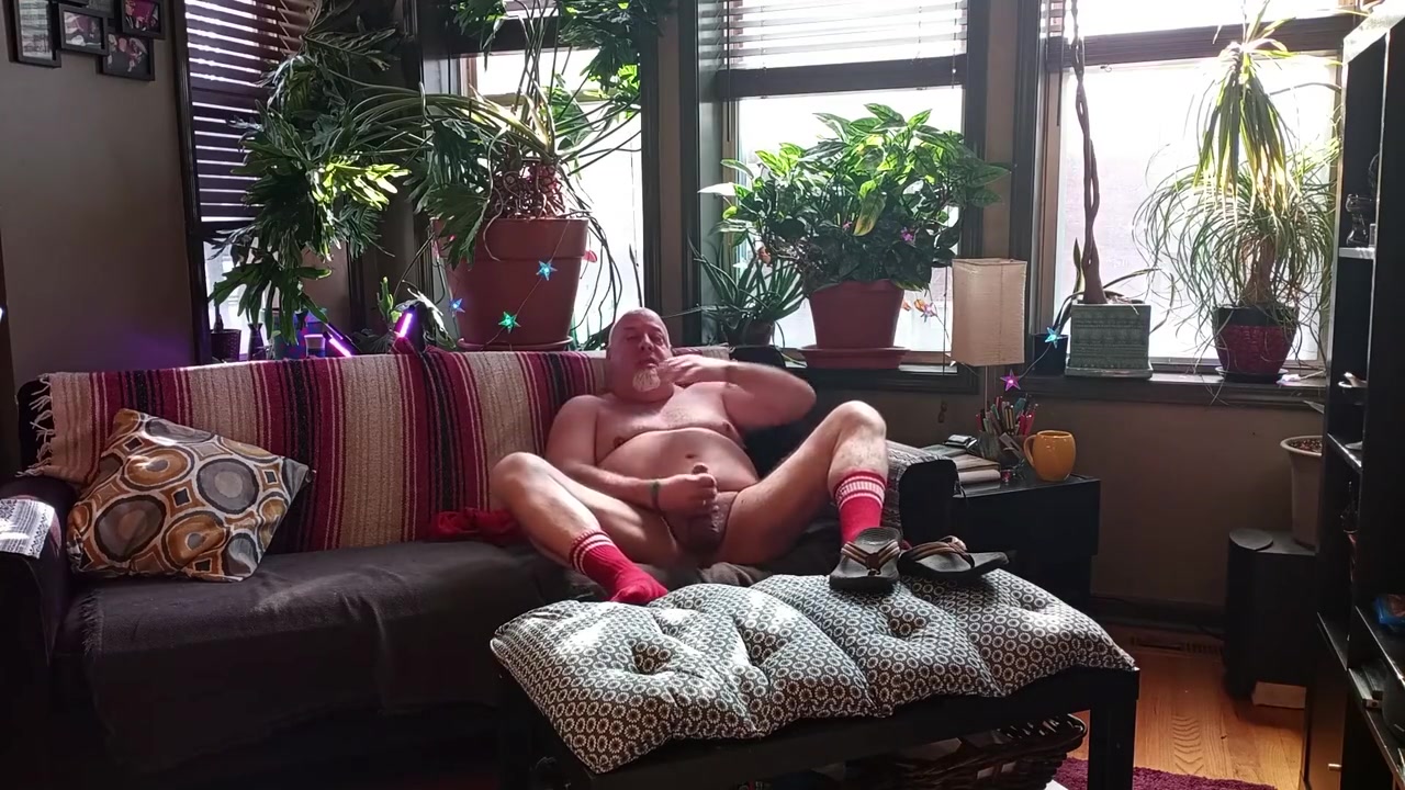 Bear Jerks Off In Flip Flops - Bonus Feature Included At The End