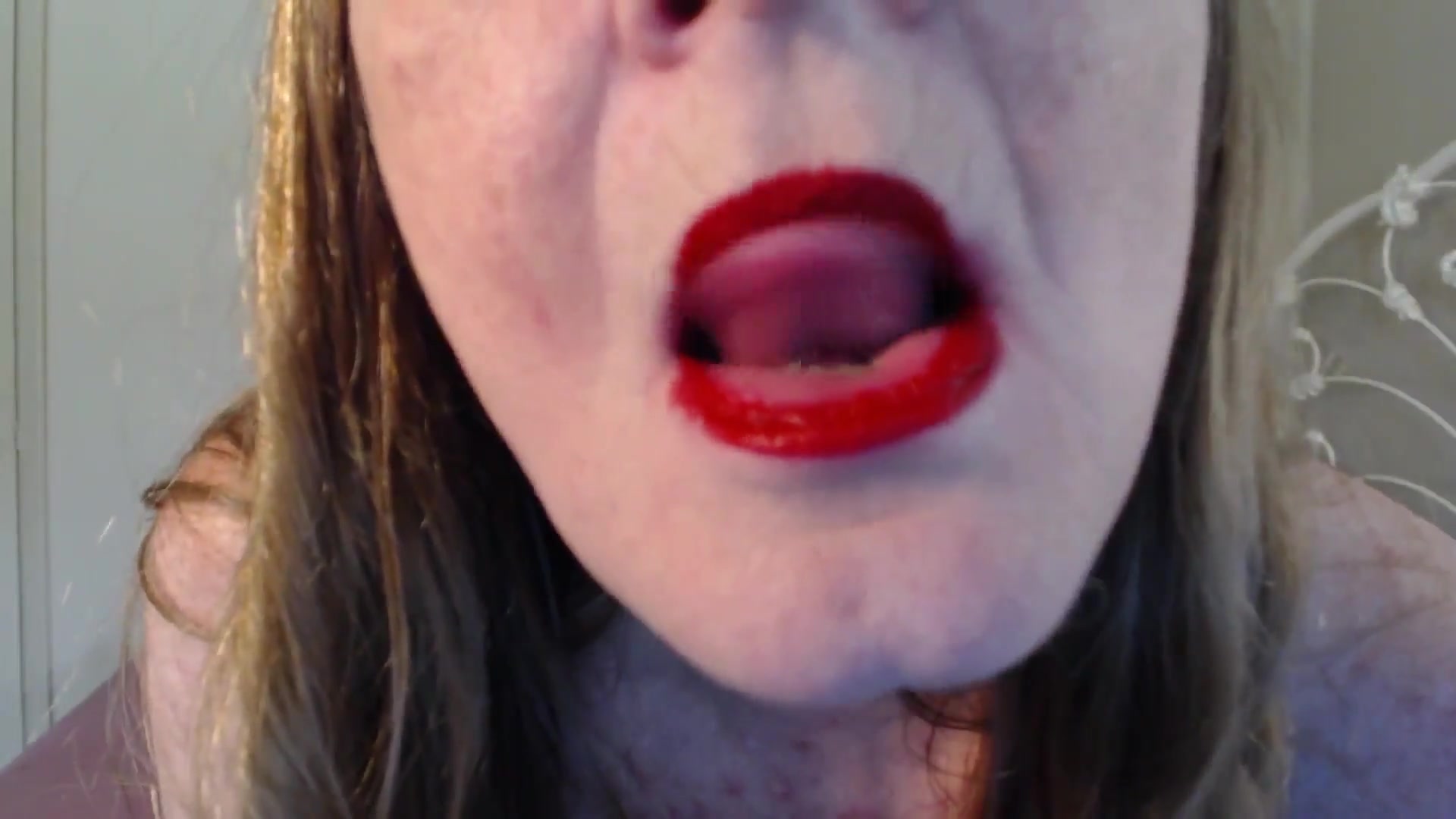 Horny Red Lips - TacAmateurs