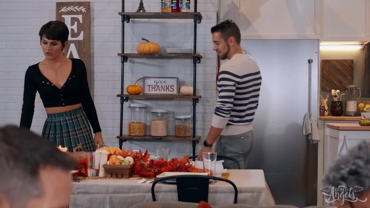 Short-haired Hottie Comes Home For Thanksgiving And She Gets Stuffed With Daisy Taylor