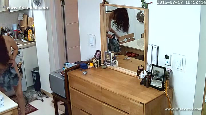Hackers use the camera to remote monitoring of a lover's home ***