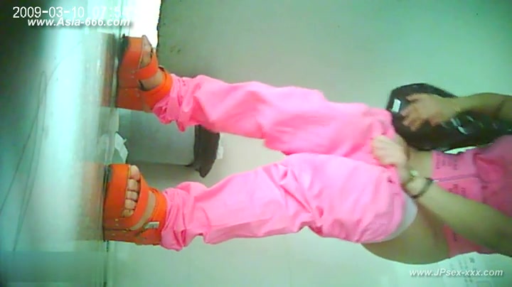 chinese girls go to toilet.30