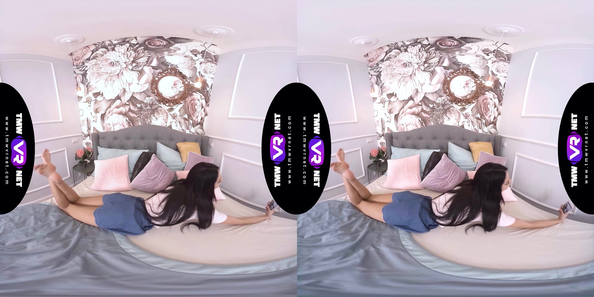 Orgasming with a phone in her hands - TmwVRnet