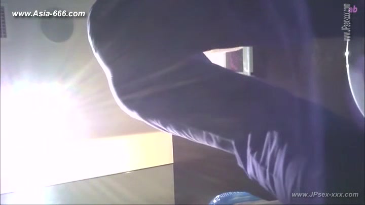 peeping asian office lady go to toilet.3