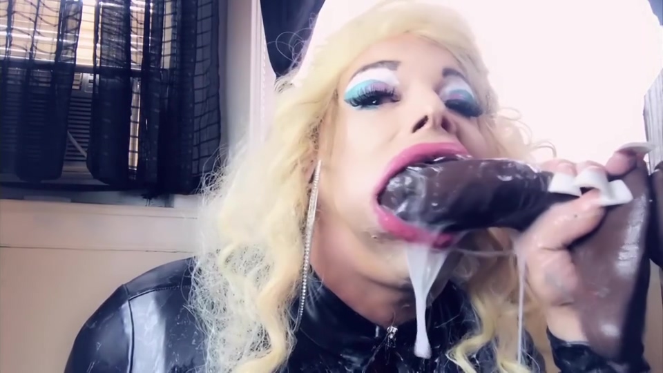 Pose Deep Throat 5 - Shemale Blowjob