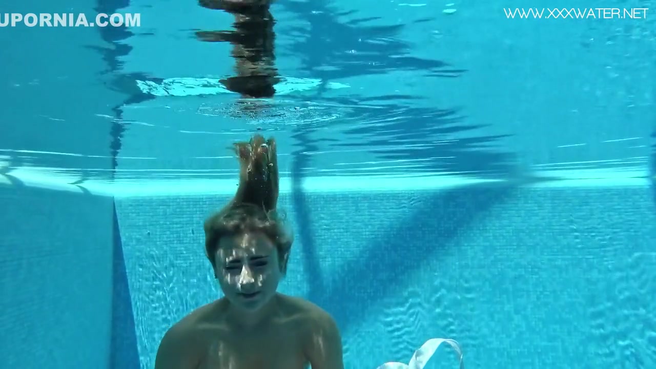 Hot Us Blondie Swims Naked In The Pool - Lindsay Cruz