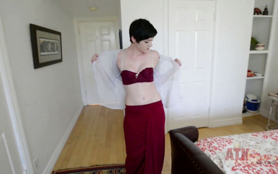 Nora Belle spreads her pussy raw