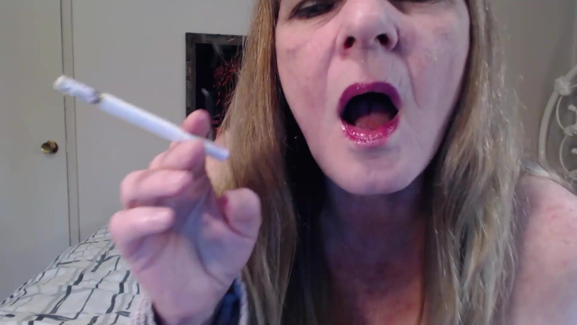 Glossy Lips Smoking - TacAmateurs