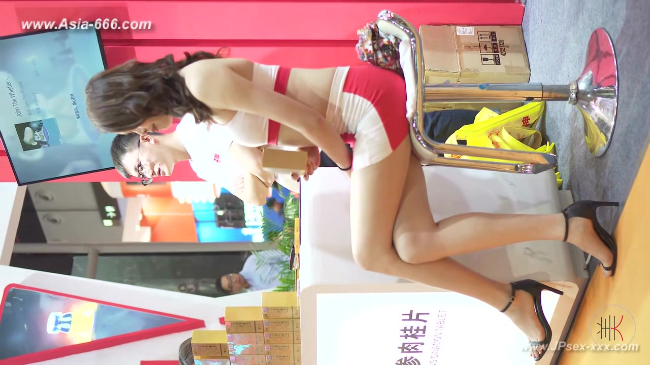 Chinese model in sexy lingerie show.8