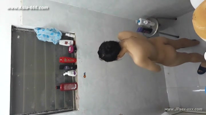 peeping chinese girls bathing.17