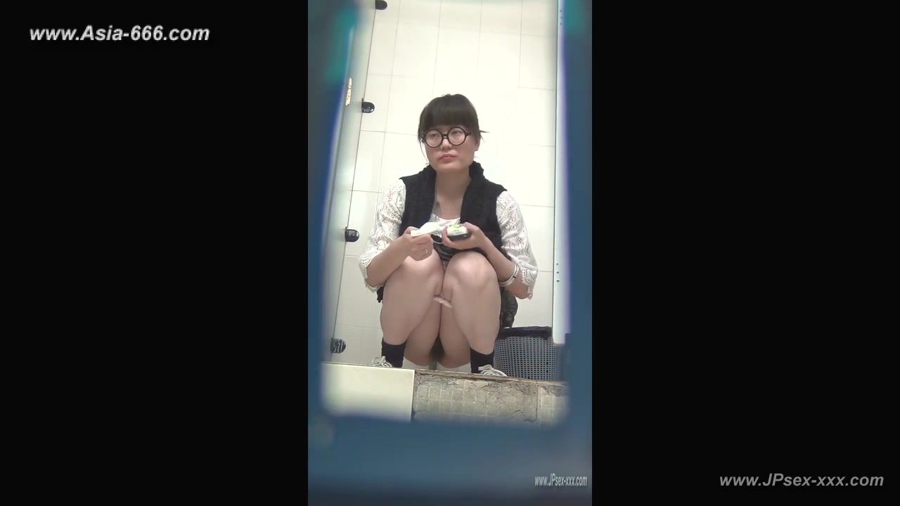 chinese girls go to toilet.140