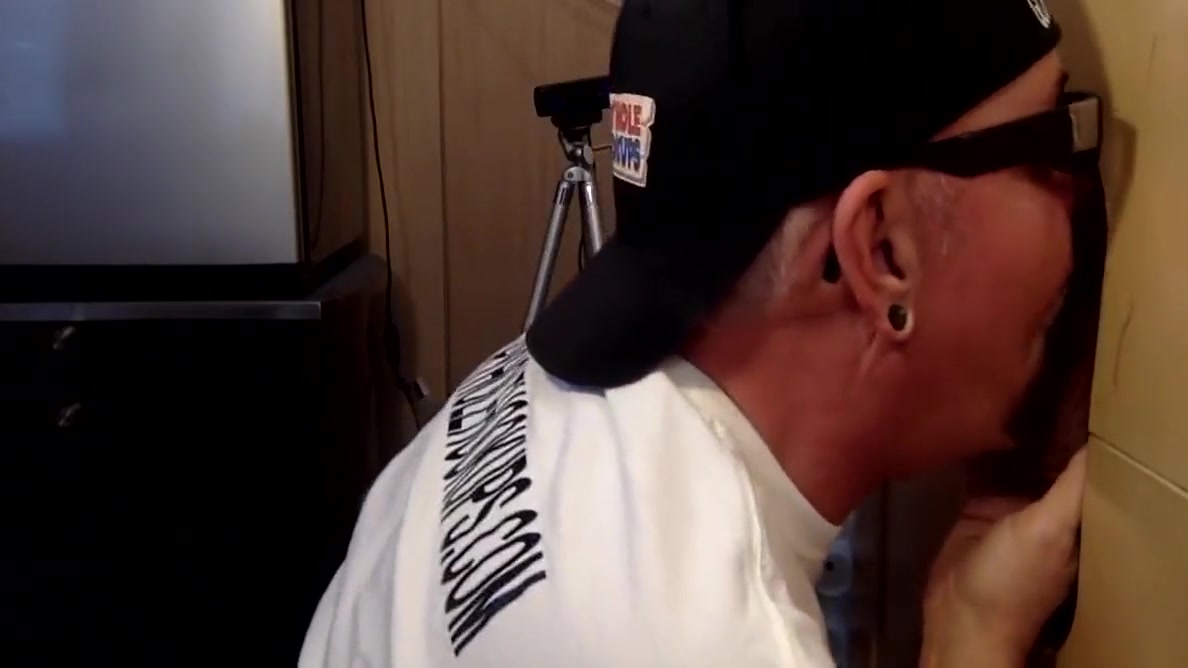 Homemade Dilf Sucks Ands Wanks Penis Through Gloryhole