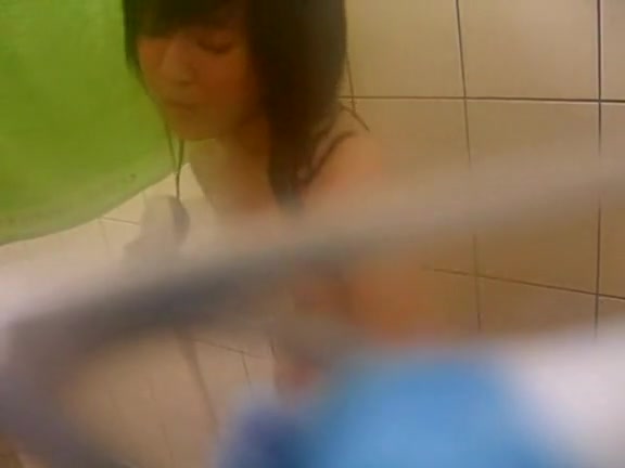 Gorgeous woman in shower never saw camera upper her