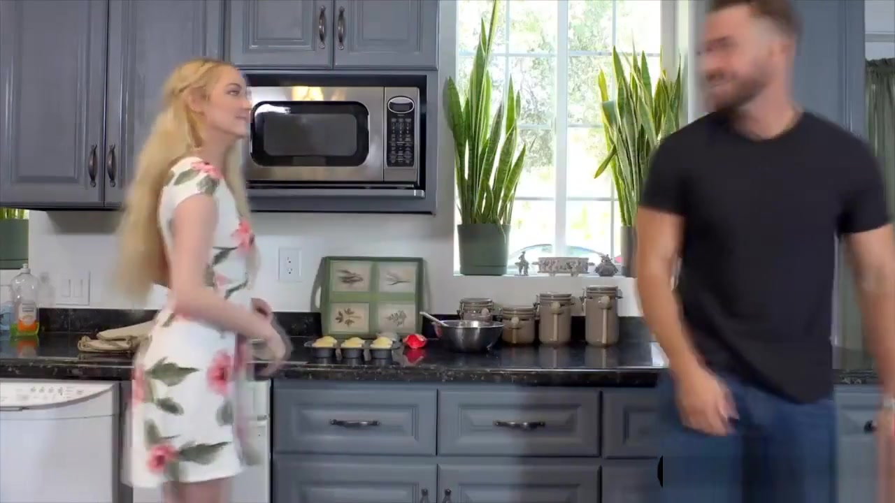 I Was Horny So I Fucked My Gfs Stepsis In The Kitchen