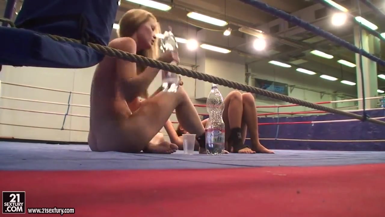 Nude fighting with Cindy Hope and Sophie Moone