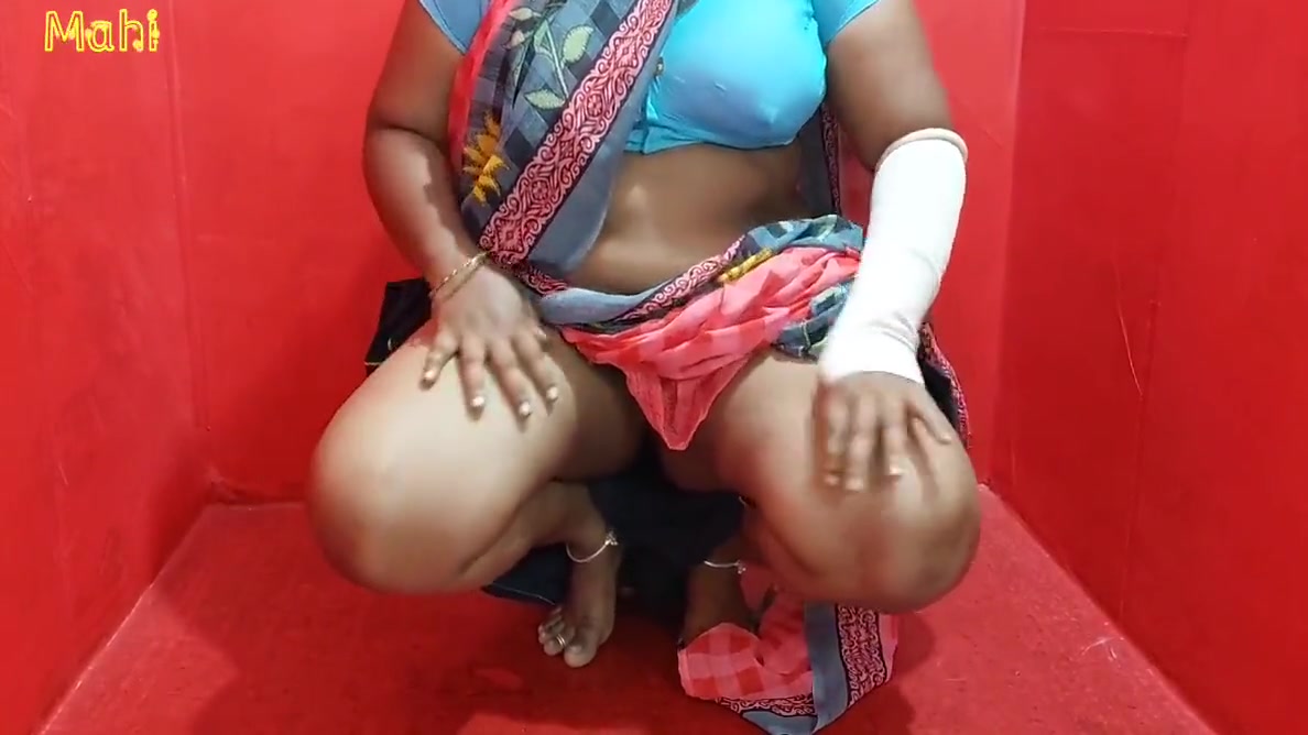 Homemade Tamil Mahi Aunty Showing Boobs And Pussy In Sareee Also Fingering And Moaning