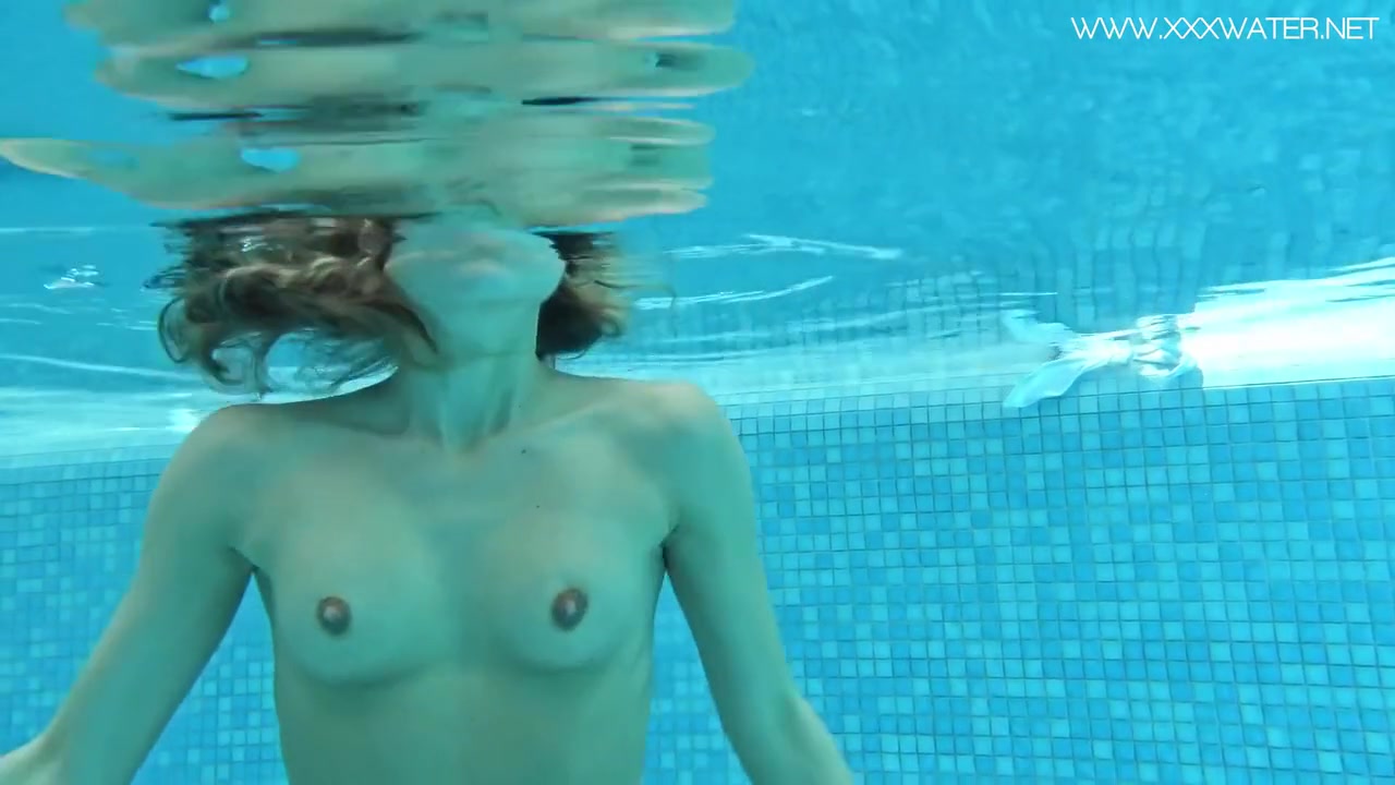 Hot Us Blondie Swims Naked In The Pool - Lindsay Cruz