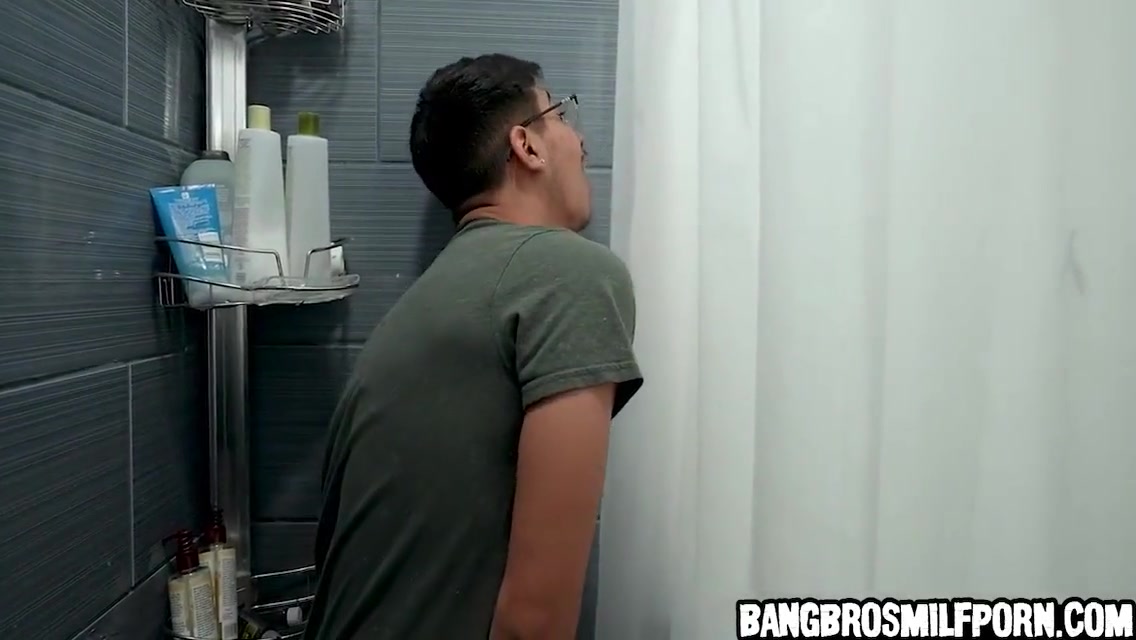 He Wanted To See His New Girlfriend Naked So He Hid Behind The Shower Curtain 5 Min - Vivianne De Silva