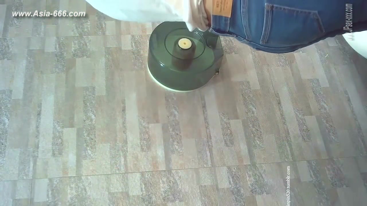chinese girls go to toilet.186