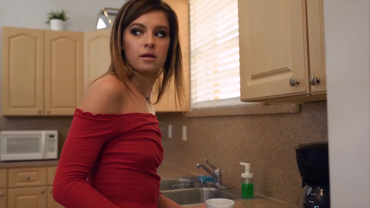teen 18+ Creeper Avery Moon - Punished By Escaped Prisoner