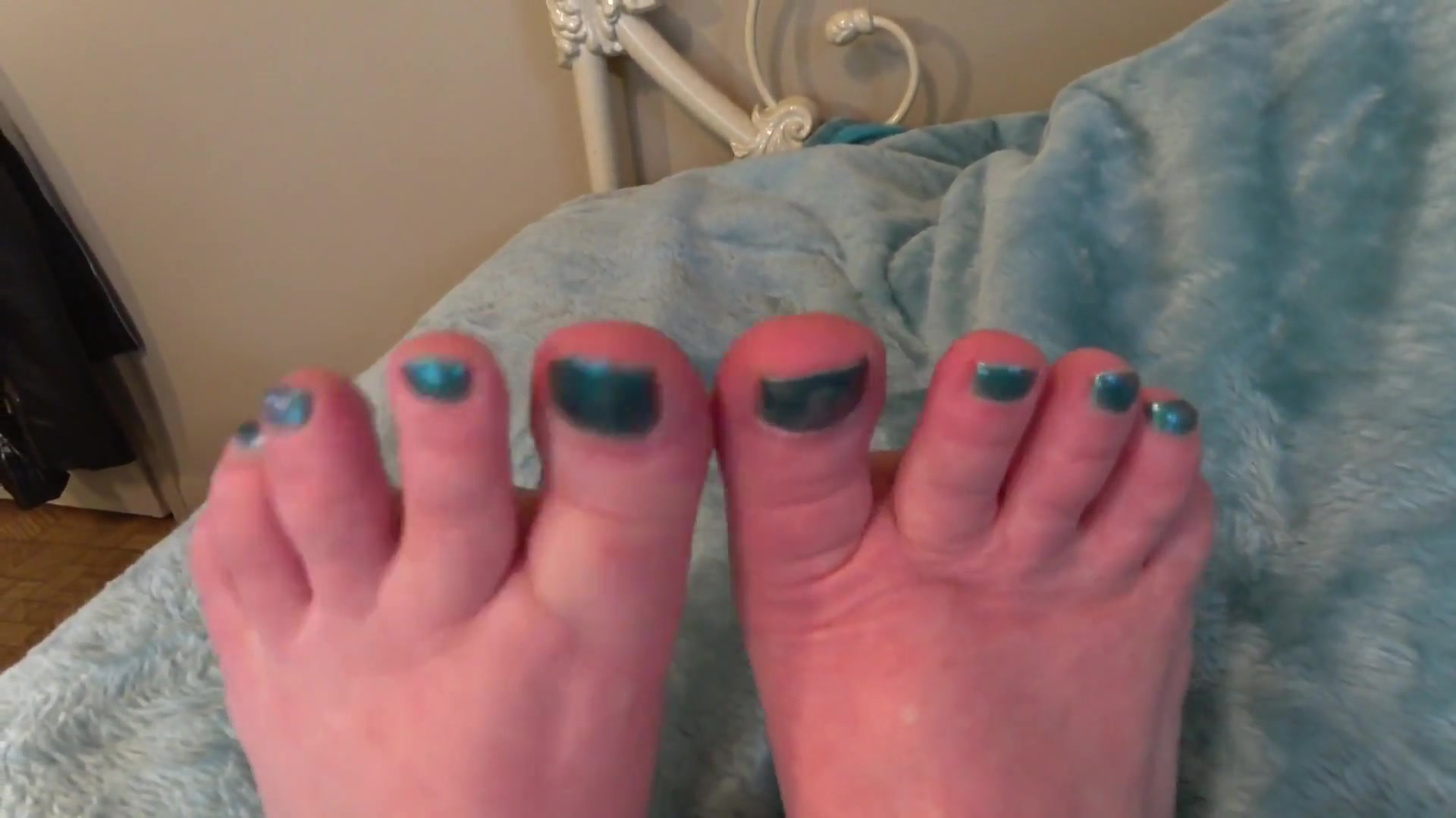Sexy Toes To Worship, Wrinkled Soles To Lick - TacAmateurs