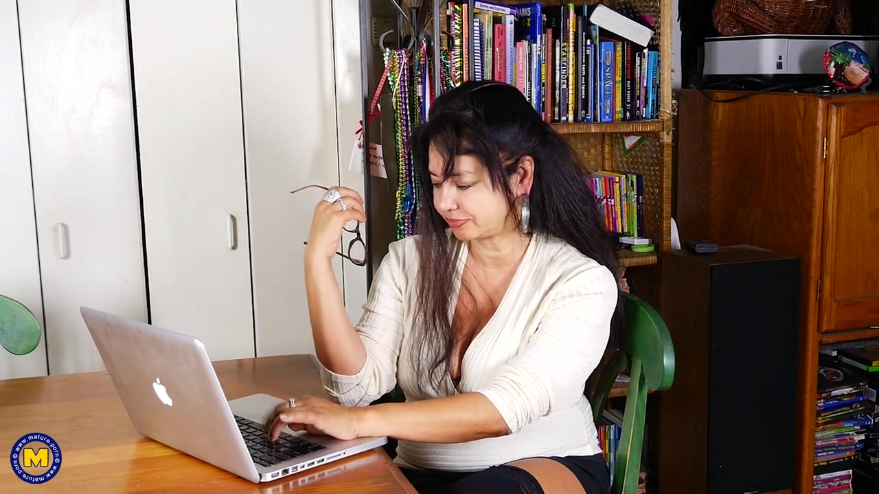 Asian Curvy Housewife Shows It All - MatureNl
