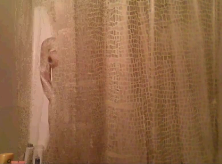 Tranny masturbate in the shower
