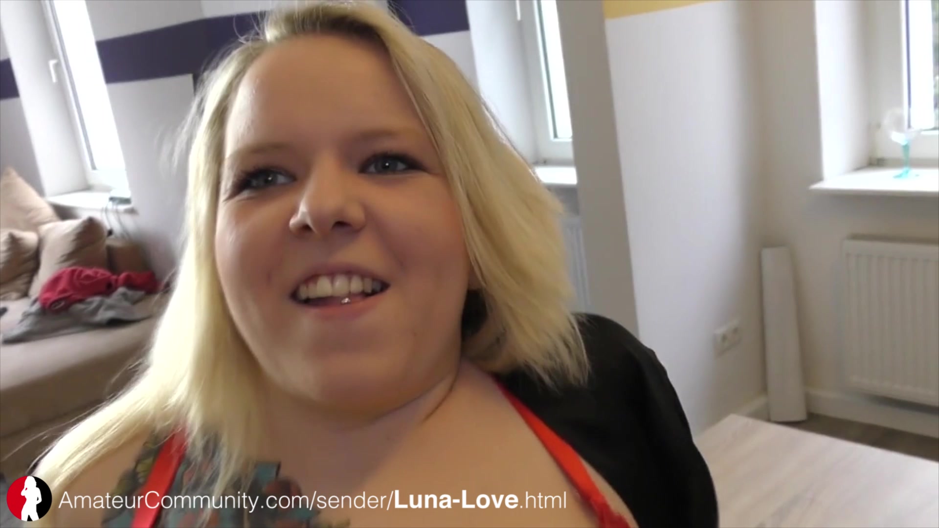 Blonde Luna mit fetten Titten und Tattoos