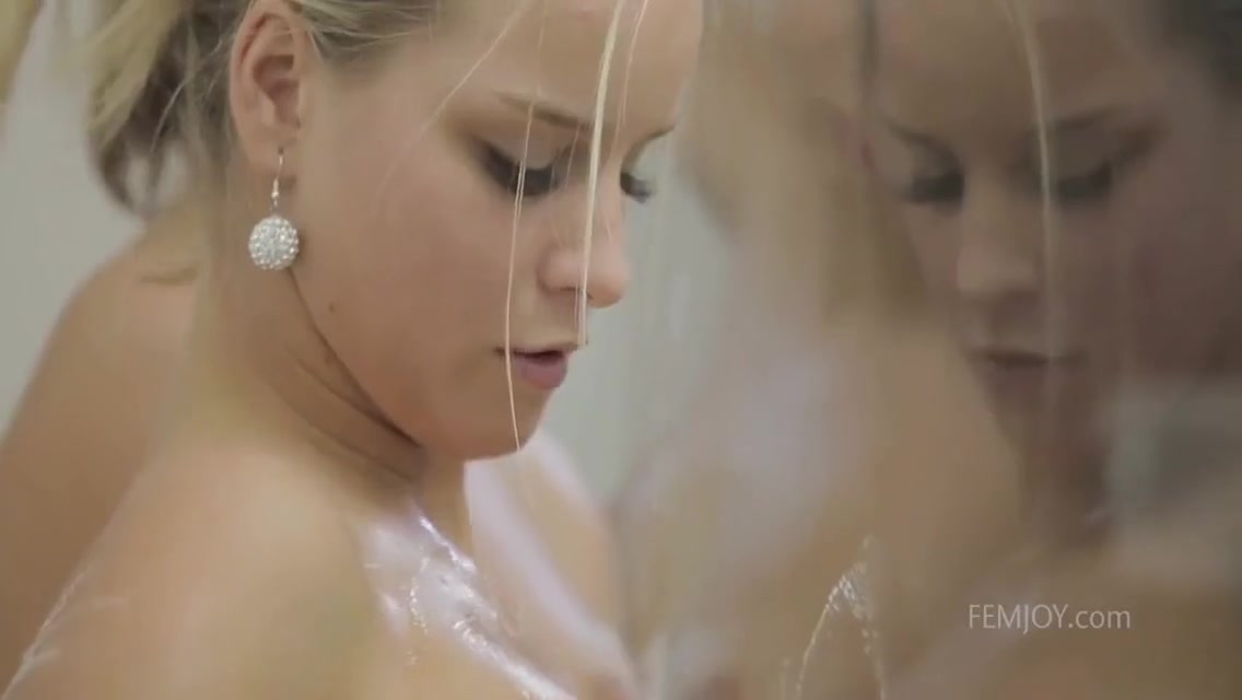 Showers With 5 Min - Connie Carter And Marry Queen