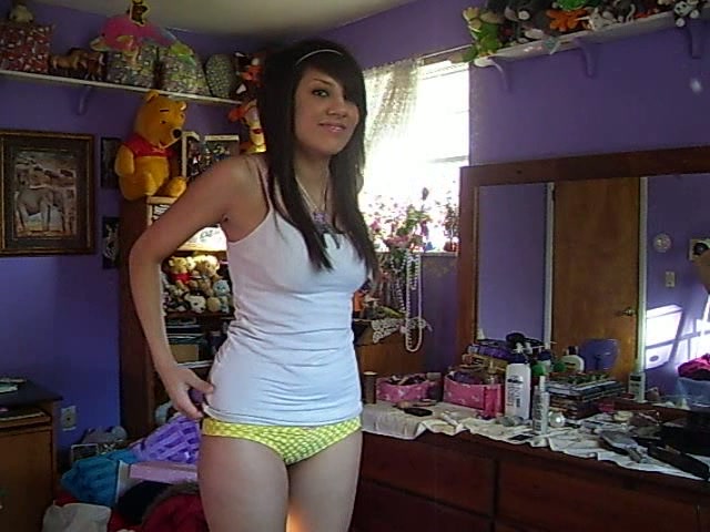 teen 18+ Strips on Cam