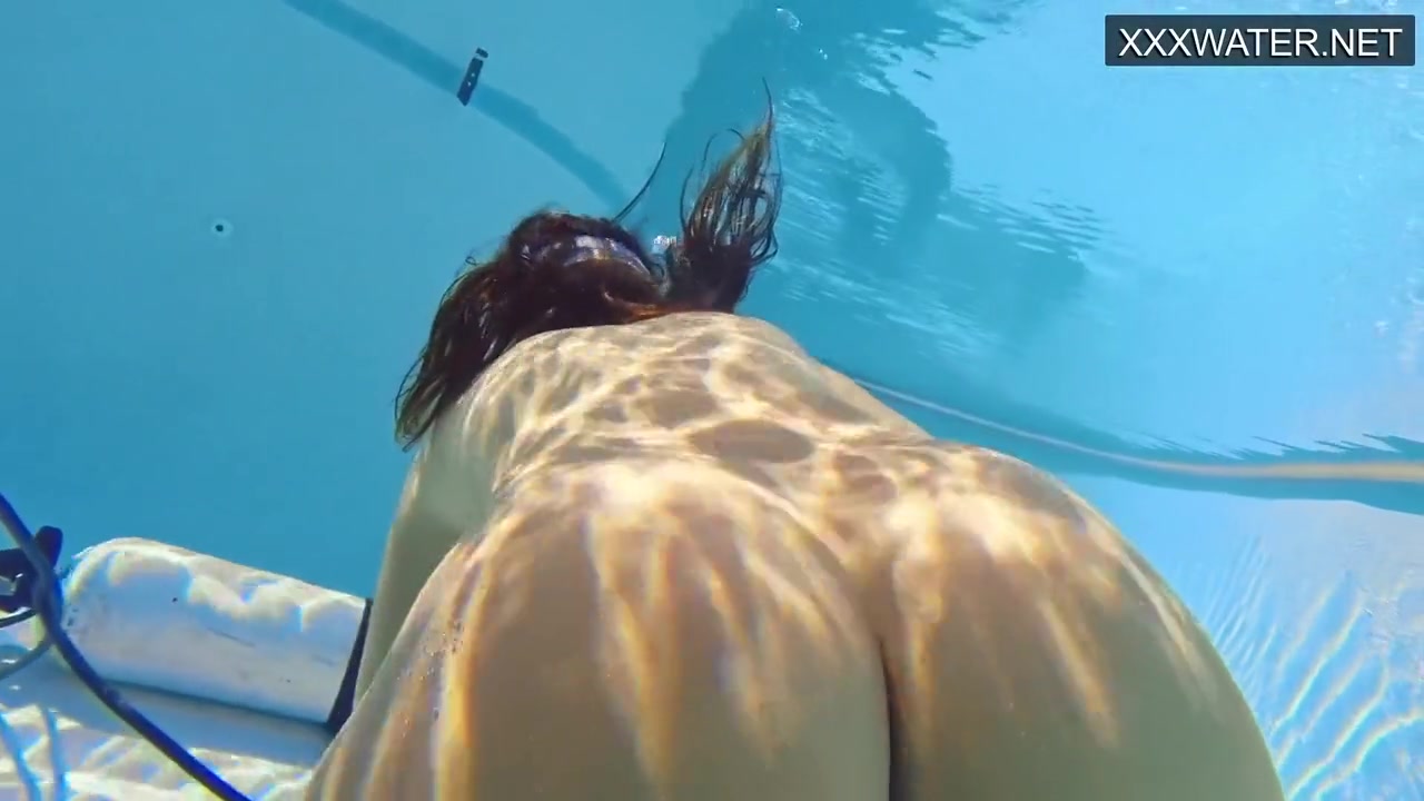 Lana Tanga Shows Underwater Orgasms To You