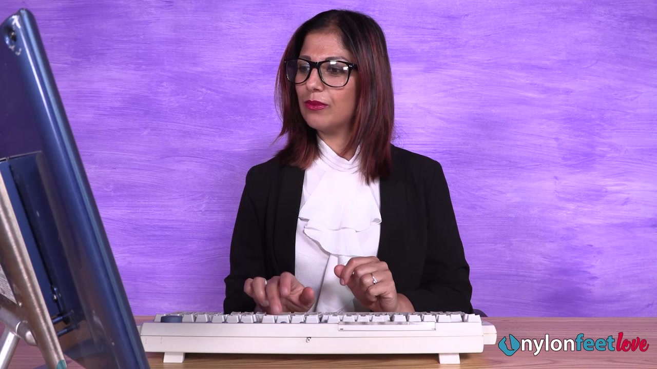 Super-hot secretary Simoncina shows off her nyloned feet