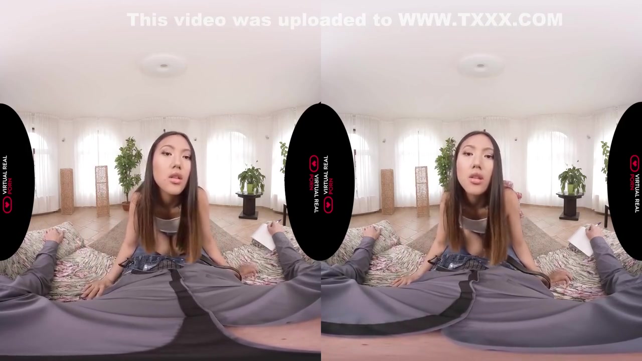 Fashion Blogger With Virtual Reality