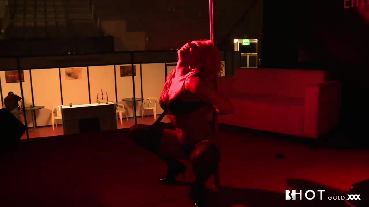 HotGold Video: Lesbians On Stage