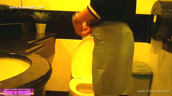 peeping taiwan girls go to toilet.8
