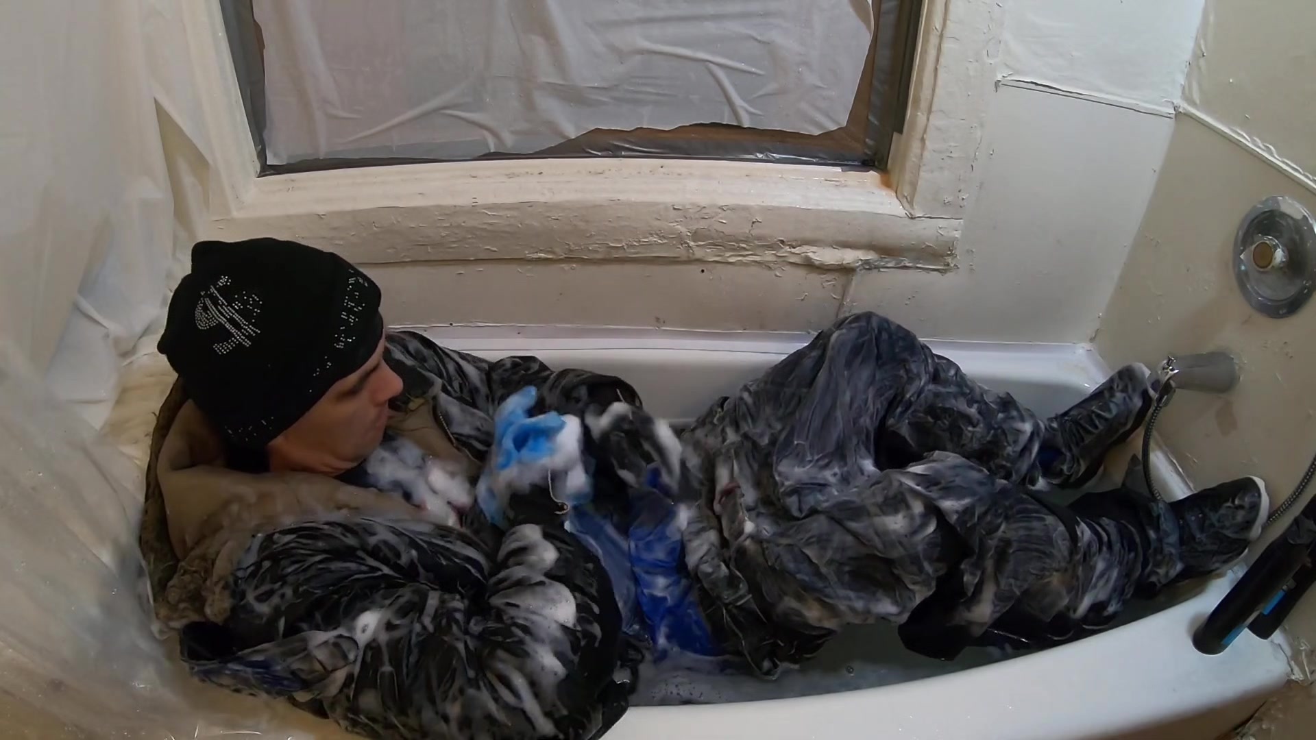 Skater rubbing the bulge in bathtube