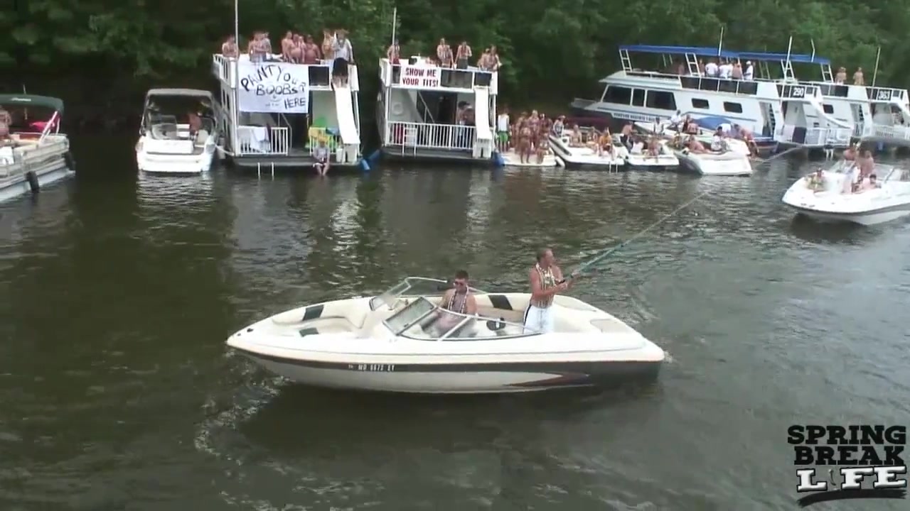 Girls Getting Naked on the Lake - SpringbreakLife