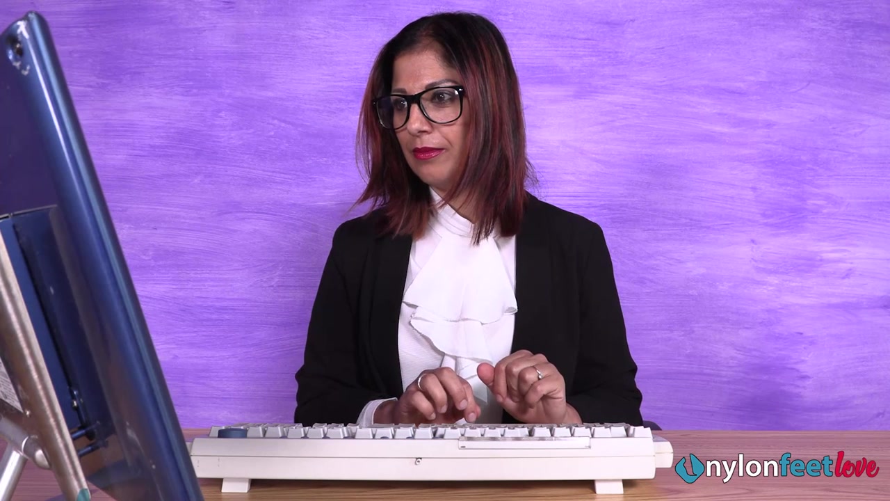 Super-hot secretary Simoncina shows off her nyloned feet